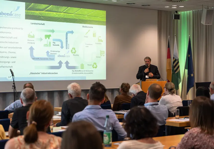 Herr Dr. Burkhardt Faßauer (Sprecher abonocare® Cluster) bei seiner Begrüßung am 17.6. Bildrechte: Fraunhofer IKTS